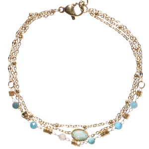 Bracelet triple rangs composé d'une chaîne en acier doré, d'une chaîne avec des perles en acier doré et des perles de couleur turquoise, ainsi qu'une chaîne en acier doré avec un cabochon ovale de couleur turquoise. Fermoir mousqueton avec 3 cm de rallonge.