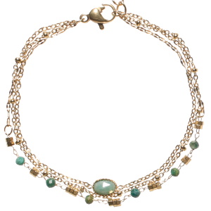 Bracelet triple rangs composé d'une chaîne en acier doré, d'une chaîne avec des perles en acier doré et des perles de couleur verte, ainsi qu'une chaîne en acier doré avec un cabochon ovale de couleur vert. Fermoir mousqueton avec 3 cm de rallonge.