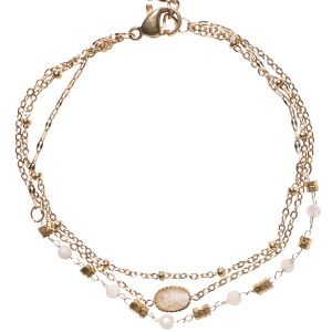 Bracelet triple rangs composé d'une chaîne en acier doré, d'une chaîne avec des perles en acier doré et des perles de couleur blanche, ainsi qu'une chaîne en acier doré avec un cabochon ovale de couleur blanc. Fermoir mousqueton avec 3 cm de rallonge.