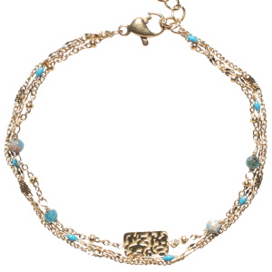 Bracelet triple rangs composé d'une chaîne en acier doré, d'une chaîne en acier doré et de perles en émail de couleur bleu, ainsi qu'une chaîne avec une plaque rectangulaire en acier doré et de perles de couleur bleue. Fermoir mousqueton avec 3 cm de rallonge.