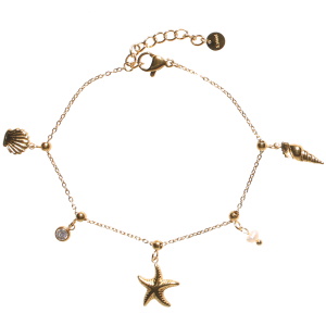 Bracelet composé d'une chaîne avec pendants en forme de coquillages et étoile de mer en acier doré, d'une perle d'imitation et d'un strass serti clos. Fermoir mousqueton avec 3 cm de rallonge.