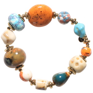 Bracelet élastique composé de perles cylindriques en acier doré et de perles et pierres multicolores.