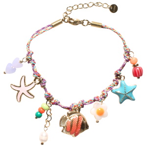 Bracelet composé d'un cordon en textile multicolore, des pendants en forme de poisson et d'étoiles de mer en acier doré pavés d'émail de couleur, de perles en forme de cœur et de perles multicolores. Fermoir mousqueton avec 3 cm de rallonge.