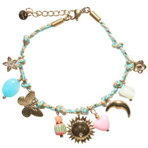 Bracelet composé d'un cordon en textile multicolore, des pendants en forme de fleur, croissant de lune, soleil avec visage et papillon en acier doré, d'une étoile sertie d'un strass, d'une perle en forme de cœur et de perles multicolores. Fermoir mousqueton avec 3 cm de rallonge.