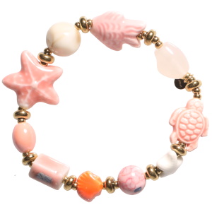 Bracelet élastique composé de perles cylindriques en acier doré et de perles et pierres multicolores en forme de poisson, étoile, tortue et coquillage.