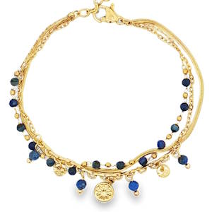 Ce bracelet charmant en acier doré est orné de perles bleues. Les perles rondes cabochon d'un bleu profond apportent une touche d'élégance et de mystère. Un accessoire raffiné qui rehaussera votre style avec une subtile sophistication. Les détails travaillés et la combinaison des matériaux font de ce bracelet une pièce unique et précieuse. Fermoir mousqueton avec 3 cm de rallonge.