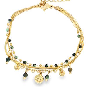 Ce bracelet à breloques en acier doré est orné de perles de couleur turquoise. Les pierres, de forme ronde et taillées en cabochon, arborent une nuance de vert et une clarté SI. Le bracelet est rehaussé de détails gravés, alliant l'éclat du doré à la beauté naturelle de la turquoise. Fermoir mousqueton avec 3 cm de rallonge.