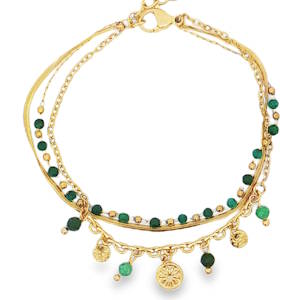 Ce bracelet chaîne en acier doré est orné de perles rondes en pierre verte opaque et vibrante. La conception multicouche et les détails délicats confèrent à ce bijou une allure bohème chic. L'harmonie des matériaux crée un accessoire raffiné et tendance, parfait pour ajouter une touche de couleur à votre style. Fermoir mousqueton avec 3 cm de rallonge.