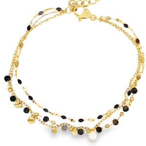 Ce bracelet chaîne en acier doré est un bijou délicat et raffiné. Composé de plusieurs chaînes fines, il apporte une touche d'élégance discrète à votre poignet. Idéal pour compléter une tenue sophistiquée ou pour ajouter une touche de luxe à votre look quotidien. Un accessoire indispensable pour toute amatrice de bijoux. Fermoir mousqueton avec 3 cm de rallonge.