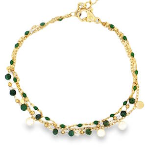 Ce bracelet chaîne délicat en acier doé est orné de perles vertes rondes taillées en cabochon. La chaîne, fine et élégante, met en valeur la couleur verte profonde des perles. Portez ce bijou raffiné pour une touche de sophistication discrète et un éclat naturel à votre poignet. Fermoir mousqueton avec 3 cm de rallonge.