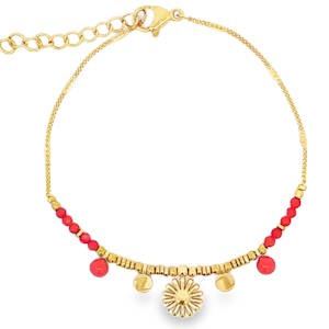Ce bracelet chaîne en acier doré est orné de perles rondes de corail rouge vif taillées en cabochon, créant un contraste saisissant et chaleureux. Le design délicat est parfait pour ajouter une touche d'éclat méditerranéen à votre style quotidien. Un bijou raffiné qui évoque la beauté naturelle et la joie de vivre. Fermoir mousqueton avec 3 cm de rallonge.