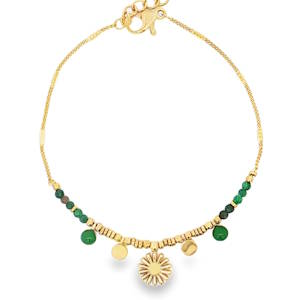 Sublime bracelet chaîne en acier doré, agrémenté de perles vertes. Idéal pour ajouter une touche d'élégance discrète à votre collection de bijoux. L'éclat du doré contraste magnifiquement avec les nuances profondes de la pierre verte. Fermoir mousqueton avec 3 cm de rallonge.