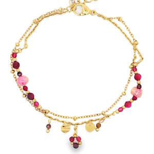 Ce bracelet chaîne en acier doré se distingue par son design délicat et raffiné. Orné de cristaux rouge violacé taillés en cabochon de forme ronde, ce bijou apporte une touche d'éclat et d'élégance. Un accessoire parfait pour rehausser votre style avec subtilité. Fermoir mousqueton avec 3 cm de rallonge.