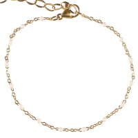 Bracelet composé d'une chaîne en acier doré et de perles en émail de couleur blanc. Fermoir mousqueton avec 3 cm de rallonge.