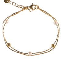 Bracelet double rangs composé d'une chaîne en acier doré et d'une chaîne avec perles en acier doré et perles d'imitation. Fermoir mousqueton avec 3 cm de rallonge.