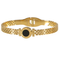 Bracelet jonc fermé rigide en acier doré surmonté d'une pastille ronde avec numérotation horaire sertie clos d'une pierre lisse de couleur noire et les inscriptions Love.