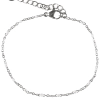 Bracelet composé d'une chaîne en acier argenté et de perles en émail de couleur blanche. Fermoir mousqueton avec 3 cm de rallonge.