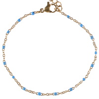 Bracelet composé d'une chaîne en acier doré et de perles en émail de couleur bleue. Fermoir mousqueton avec 3 cm de rallonge.