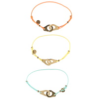 Lot de 3 bracelets composés d'un cordon élastique en coton de couleur et d'une paire de menottes en acier doré.