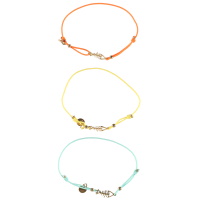 Lot de 3 bracelets composés d'un cordon élastique en coton de couleur et d'un squelette de poisson en acier doré.