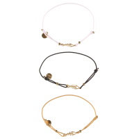 Lot de 3 bracelets composés d'un cordon élastique en coton de couleur et d'un squelette de poisson en acier doré.