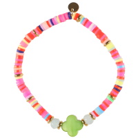 Bracelet fantaisie élastique composé de perles cylindriques heishi en acier doré, résine synthétique et caoutchouc de couleur acidulée et d'une pierre de couleur verte en forme de croix ou de trèfle à quatre feuilles.