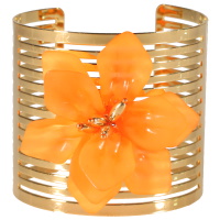 Bracelet manchette ouvert en acier doré surmonté d'une fleur de couleur orange.
