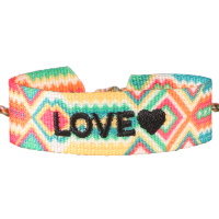 Bracelet fantaisie avec le mot love et le dessin d'un cœur en textile multicolore. Fermoir cordon nœud coulissant avec pompons.