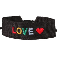 Bracelet fantaisie avec le mot love et le dessin d'un cœur en textile de couleur noir. Fermoir cordon nœud coulissant avec pompons.