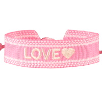 Bracelet fantaisie avec le mot love et le dessin d'un cœur en textile de couleur rose. Fermoir cordon nœud coulissant avec pompons.