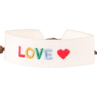 Bracelet fantaisie avec le mot love et le dessin d'un cœur en textile de couleur blanc. Fermoir cordon nœud coulissant avec pompons.