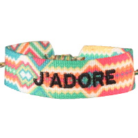 Bracelet fantaisie avec le mot J'adore en textile multicolore. Fermoir cordon nœud coulissant avec pompons.