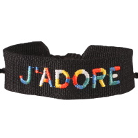 Bracelet fantaisie avec le mot J'adore en textile de couleur noir. Fermoir cordon nœud coulissant avec pompons.