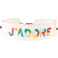 Bracelet fantaisie avec le mot J'adore en textile de couleur blanc. Fermoir cordon nœud coulissant avec pompons.