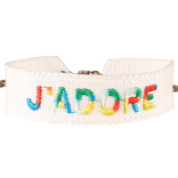 Bracelet fantaisie avec le mot J'adore en textile de couleur blanc. Fermoir cordon nœud coulissant avec pompons.