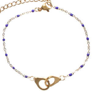 Bracelet composé d'une chaîne et d'une paire de menottes en acier doré et de perles en émail de couleur bleue. Fermoir mousqueton avec 3 cm de rallonge.