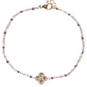 Bracelet composé d'une chaîne en acier doré, de perles en émail de couleur violet et d'un trèfle à quatre feuilles sertis de strass. Fermoir mousqueton avec 3 cm de rallonge.