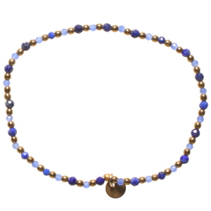 Bracelet élastique composé de perles en acier doré et perles de couleur bleue.