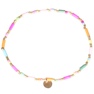 Bracelet élastique composé de perles cylindriques en acier doré et perles cylindriques multicolores.