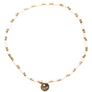 Bracelet élastique composé de perles cylindriques en acier doré et perles cylindriques de couleur blanche.
