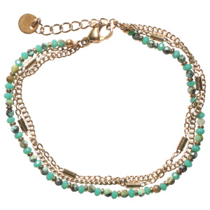 Bracelet triple rangs composé de deux chaînes en acier doré et d'une chaîne de perles de couleur verte. Fermoir mousqueton avec 5 cm de rallonge.