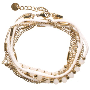 Bracelet double tours et triple rangs composé de deux chaînes en acier doré et d'un cordon blanc et perles de couleur blanche. Fermoir mousqueton avec 5 cm de rallonge.