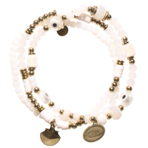 Lot de 3 bracelets élastiques composés de perles en acier doré, de perles de couleur blanche, de perles cylindriques en caoutchouc de couleur blanche, de perles œil de Turquie, d'une breloque coquillage et d'une pastille ronde œil de Turquie.