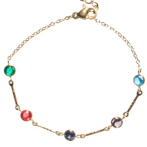 Bracelet composé d'une chaîne en acier doré et de cristaux multicolores sertis clos. Fermoir mousqueton avec 5 cm de rallonge.