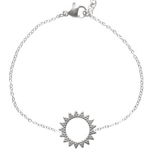 Bracelet composé d'une chaîne et d'un cercle en forme de soleil en acier argenté. Fermoir mousqueton avec 3 cm.