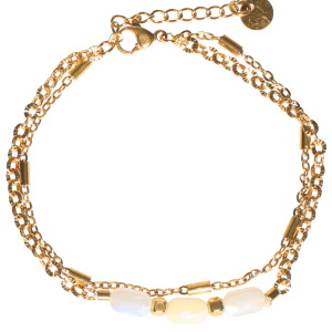 Bracelet double rangs composé d'une chaîne en acier doré et d'une chaîne en acier doré et de trois perles de couleur blanche. Fermoir mousqueton avec 3 cm de rallonge.