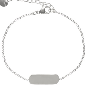 Bracelet composé d'une chaîne et d'une pastille rectangulaire arrondie en acier argenté. Fermoir mousqueton avec 3 cm de rallonge.