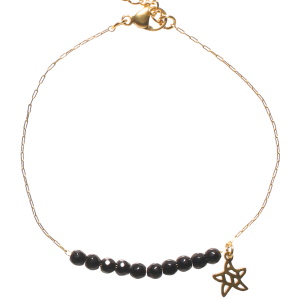 Bracelet composé d'une chaîne avec un pendant en forme d'étoile de mer et de perles de couleur noire. Fermoir mousqueton avec 3 cm de rallonge.