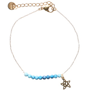 Bracelet composé d'une chaîne avec un pendant en forme d'étoile de mer et de perles de couleur bleue. Fermoir mousqueton avec 3 cm de rallonge.