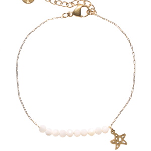 Bracelet composé d'une chaîne avec un pendant en forme d'étoile de mer et de perles de couleur blanche. Fermoir mousqueton avec 3 cm de rallonge.